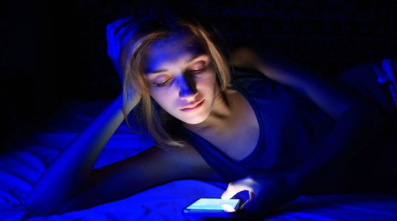 Вредно ли оставлять смартфон на ночь у кровати: вот что объяснил эксперт