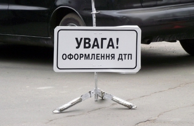 Водитель устроил гонки на гололеде и разбил множество машин под Киевом