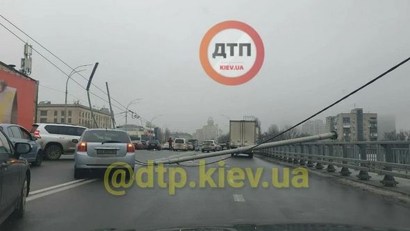 В Киеве на отремонтированном мосту попадали столбы: движение парализовано