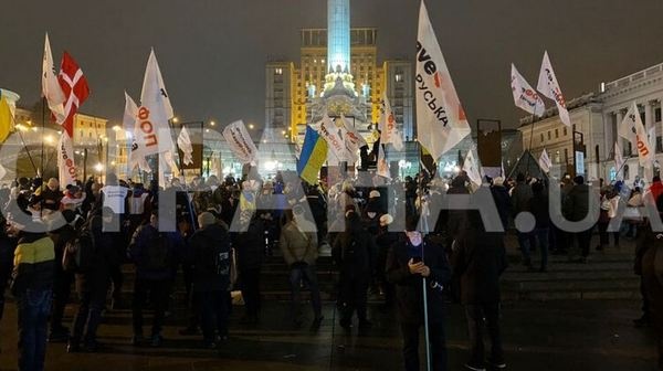 300 фоповцев: на Майдане люди обещают стоять пока не закончатся силы