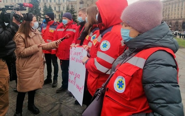 В Киеве на Майдан вышли медики