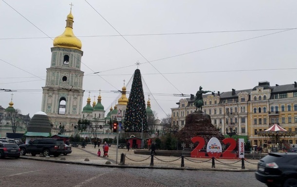 В Киеве на главной елке страны сменили верхушку