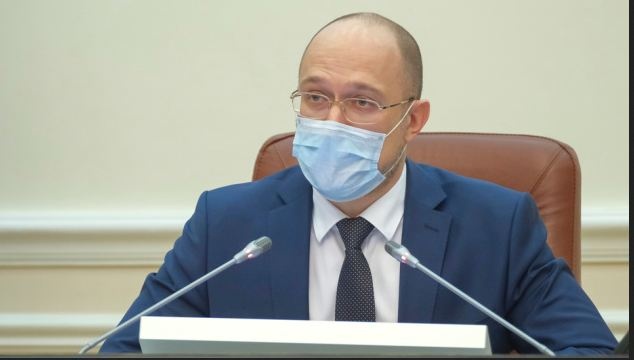 Премьер Шмыгаль обещает украинским медикам зарплаты, как в Европе