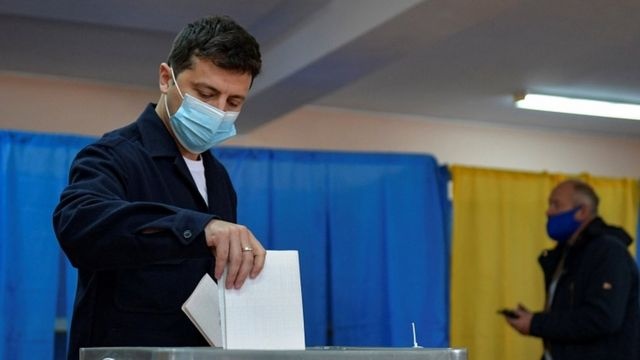 Зеленский возглавил народный рейтинг неудачников года