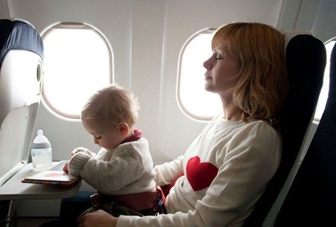 Реакция пассажирки самолета на плач ребенка взбудоражила Сеть