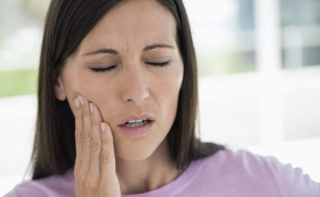 Прорезается зуб мудрости: как домашними способами снять боль