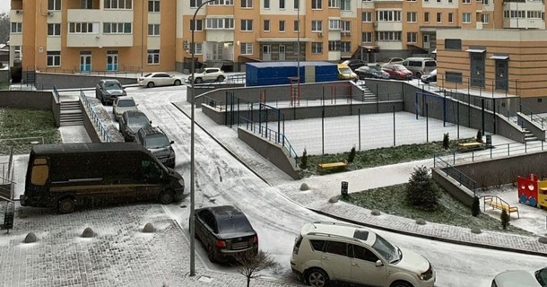 В Киеве выпал снег, на некоторых дорогах образовались пробки