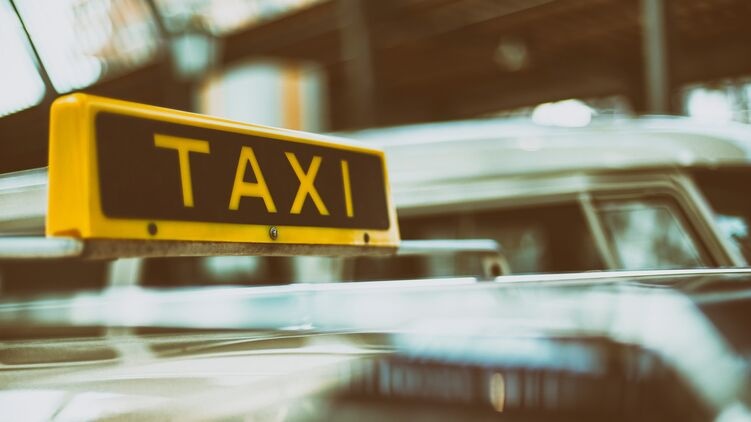 Столичные таксисты из-за снегопада вдвое подняли цены на проезд