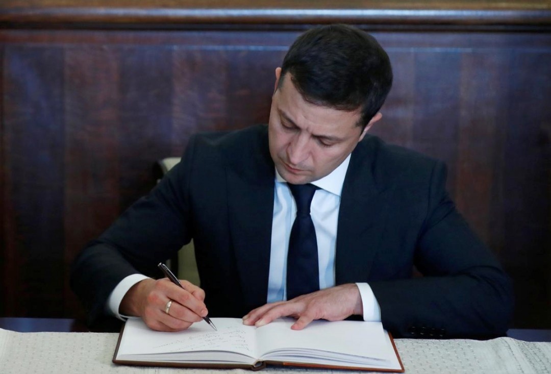 Зеленский подписал закон о продлении особого статуса Донбасса