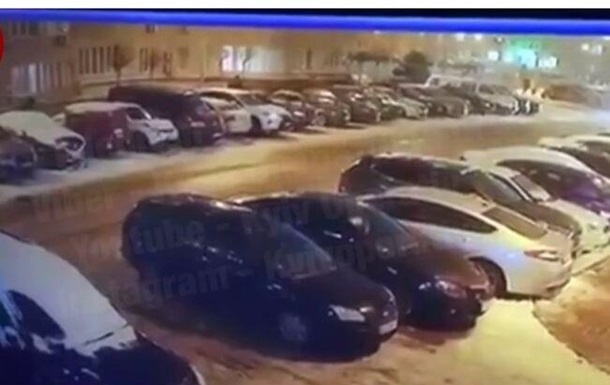 Под Киевом мужчина повредил с десяток авто после ссоры з женой