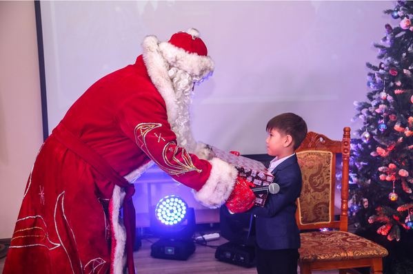 Мальчик просил у Путина акции "Газпрома", подарок насмешил пол мира