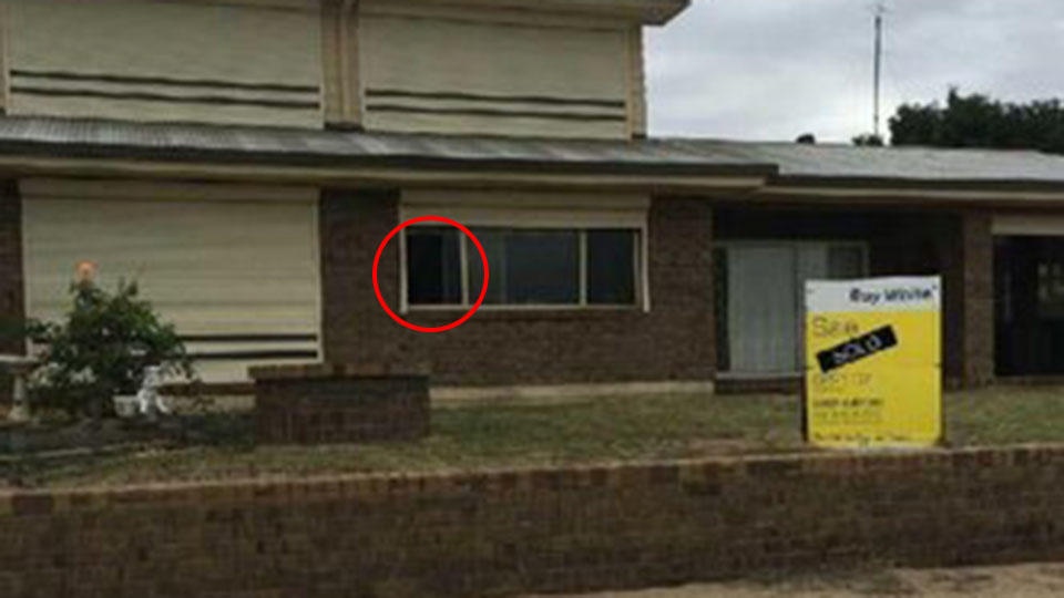 В Австралии мужчина разглядел в окне старого дома "призрака"