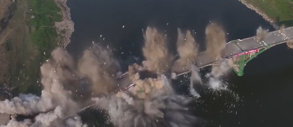 Рухнул за 10 секунд: взорван 760-метровый мост через реку