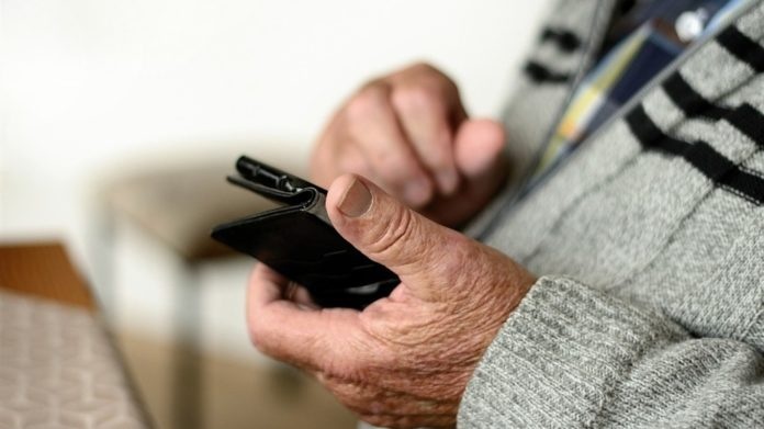 Пенсионеры в 2021 году могут остаться без доступной мобильной связи
