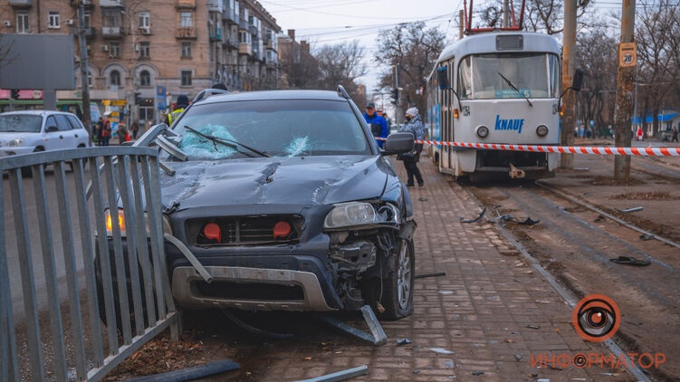 В Днепре Volvo протаранил трамвайную остановку и сбил женщину