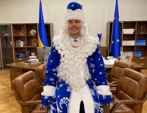 Министр юстиции Малюська оделся в костюме Деда Мороза