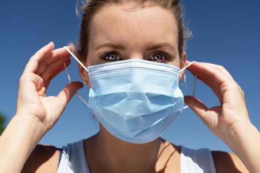 Какая маска защищает от коронавируса, а какая может оказаться бесполезной