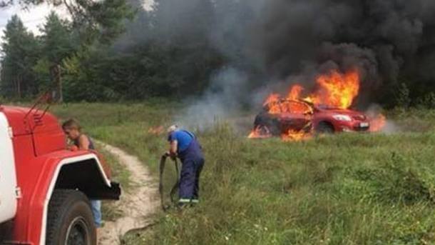 Под Киевом девушка наехала на костер и сожгла свою машину