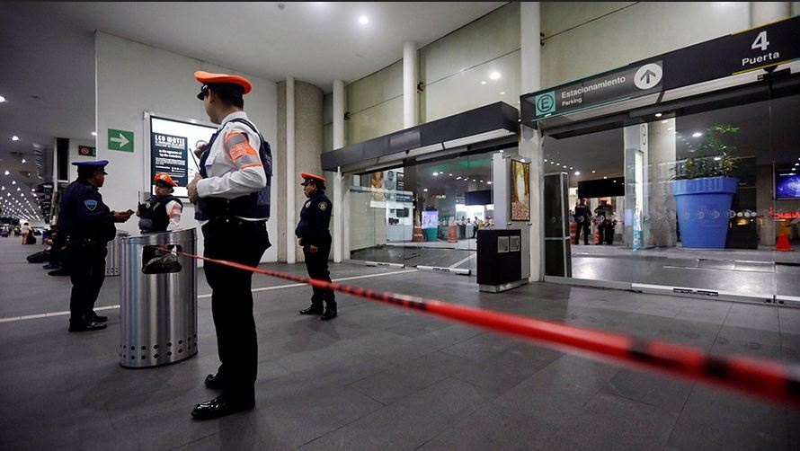 Четверо украинцев застряли в аэропорту Мехико, их удерживают без воды и связи