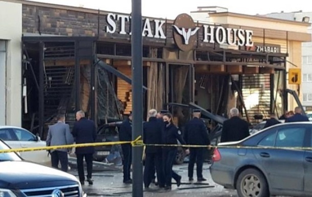 По меньшей мере 42 человека пострадали при взрыве в кафе