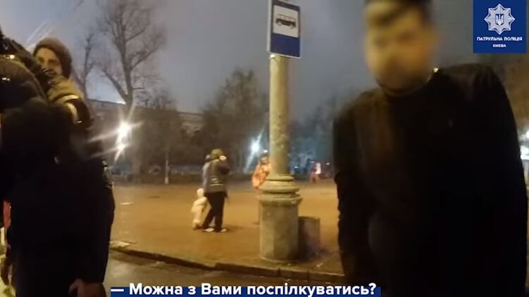 В Киеве водитель угрожал полицейским после попытки подъехать на машине к главной елке