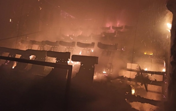 В Кривом Роге огонь уничтожил здание кинотеатра