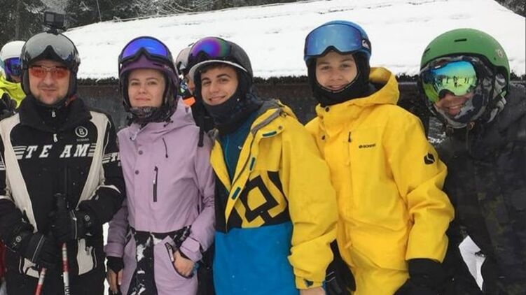 Отдыхающие в Буковеле публикуют фото с Зеленским на лыжах
