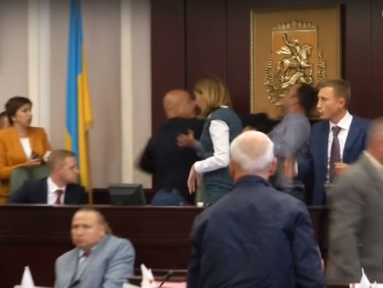 Сломана челюсть и выбитые зубы: в Киевском облсовете депутат нокаутировал своего коллегу
