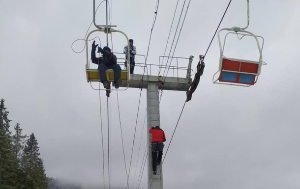 В Карпатах снова сломалась канатная дорога: спасателям пришлось вызволять 14 человек