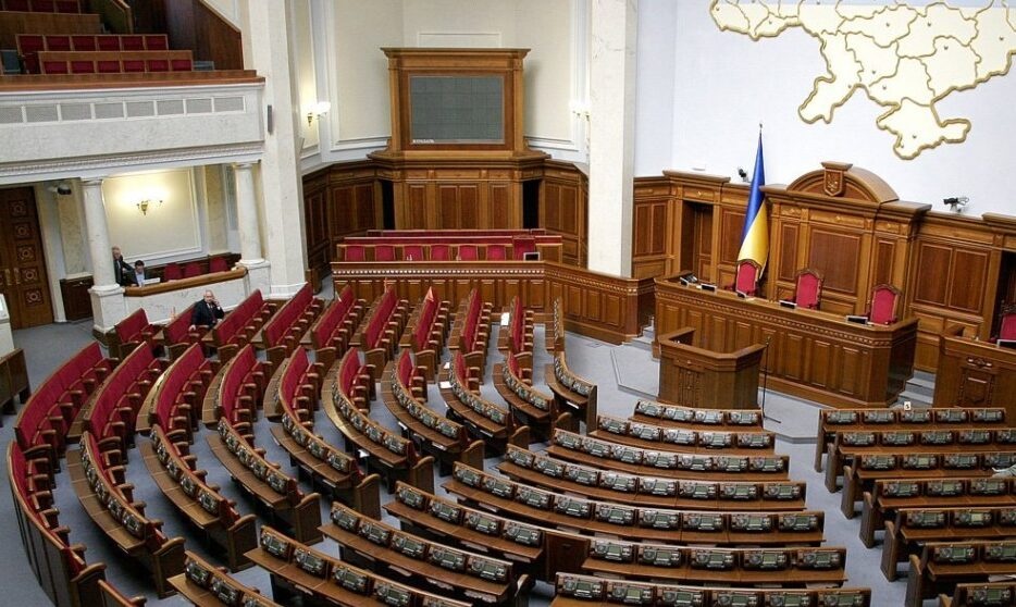 Комитет избирателей подсчитал оставшихся в монобольшинстве Рады нардепов