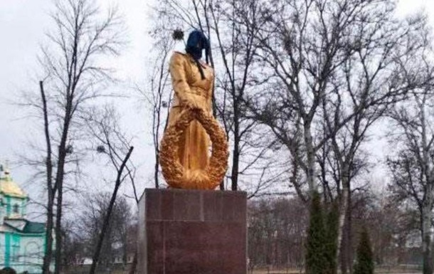 На Полтавщине вандалы надругались над памятником погибшим во Второй мировой