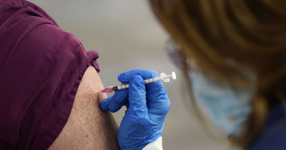 Закупки COVID-вакцин для Украины могут передать международным посредникам - СМИ