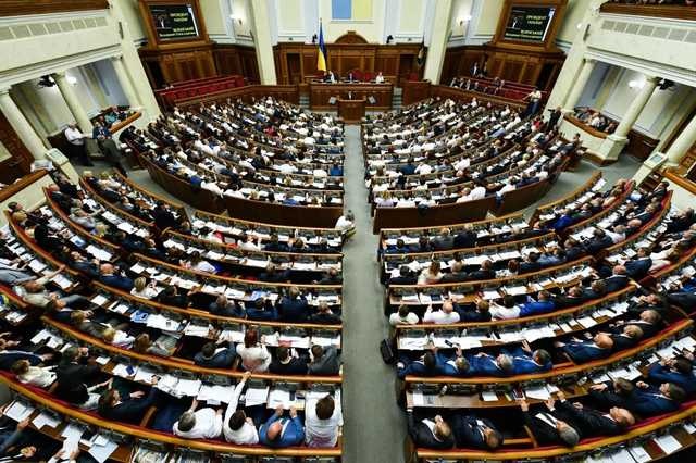 Комитет Рады рекомендовал парламенту сократить число нардепов до 300
