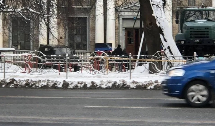 Бдительный киевлянин сообщил о вывешенных флагах "ДНР" в Киеве