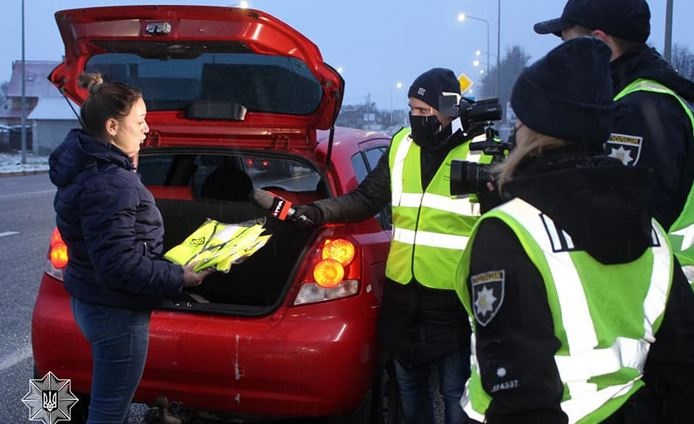 Украинским водителям раздают светоотражающие жилеты: подробности