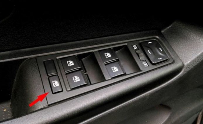 «Лишняя деталь»: зачем пятая кнопка рядом с блоком стеклоподъемника на двери водителя