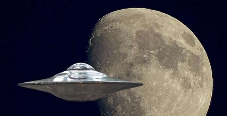 "Корабль инопланетян" снова пролетел возле Луны
