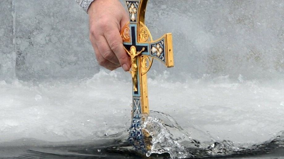 Во сколько купаться на Крещение и набирать святую воду?