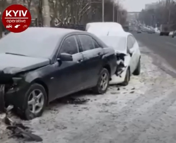 В Киеве неизвестный водитель "искалечил" четыре автомобиля и скрылся