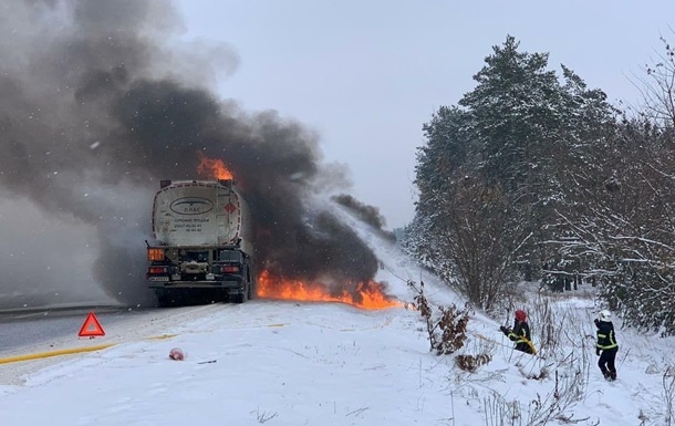 В Ровенской области на дороге загорелся бензовоз