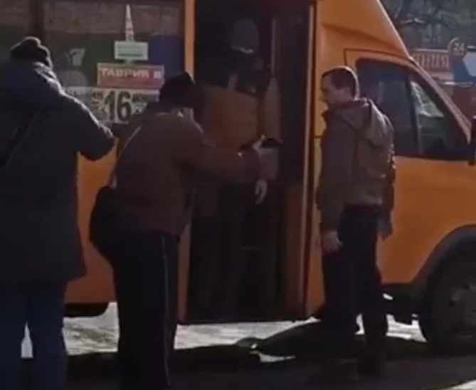В николаевской маршрутке пассажиры вытолкали агрессивного мужчину из салона