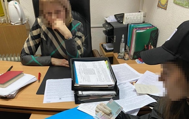 В Полтаве при получении взятки задержали начальницу управления налоговой