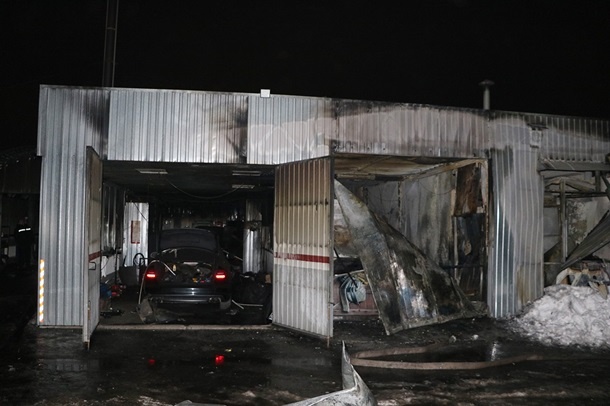В Днепре пожар на СТО уничтожил четыре автомобиля