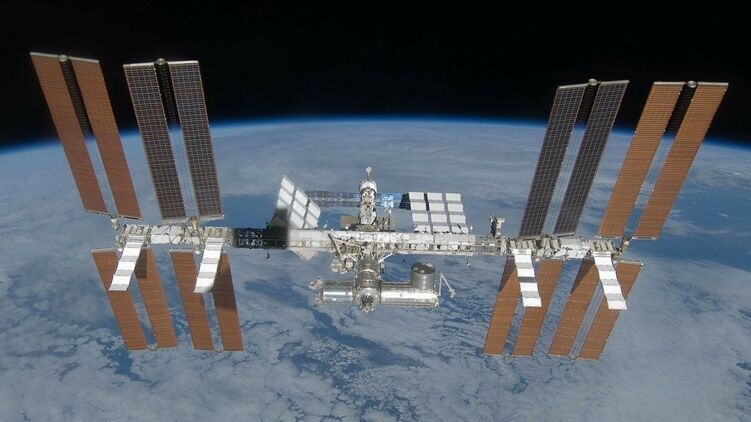Российские космонавты снова обнаружили трещину на МКС