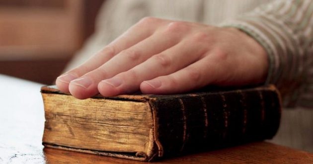 Библию переписали для молодежи: новый текст напоминает посты в социальных сетях
