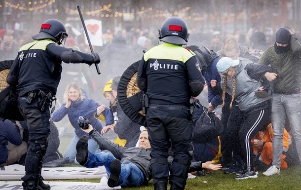 В Нидерландах протестующие сожгли центр тестирования на COVID-19