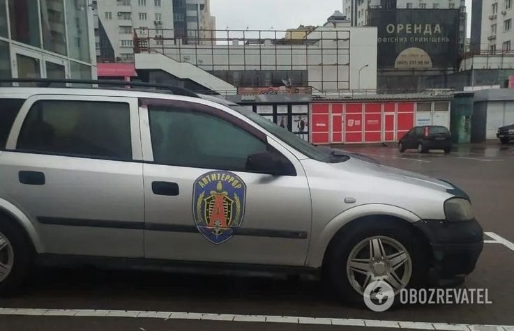 На донецких номерах и с эмблемой ФСБ: по Киеву ездит "странная" машина