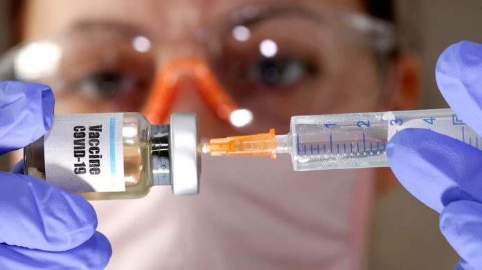 Вакцинация против COVID-19: медик объяснил, кому не стоит делать уколы