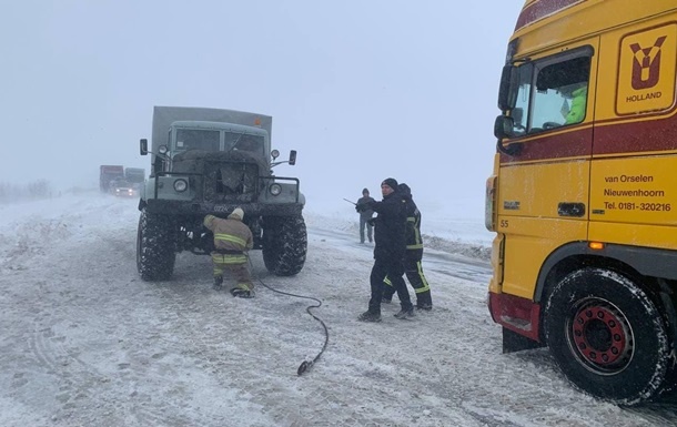 В Ровненской области на трассе Киев-Чоп застряли сотни грузовиков