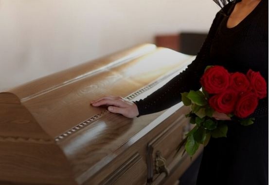 Открыла глаза и начала дышать: женщина ожила на своих похоронах